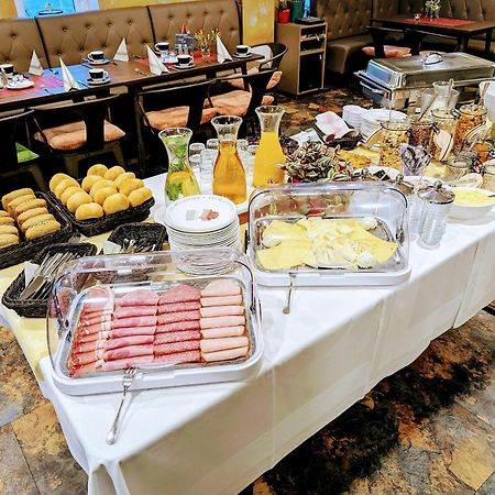 Cafe & Mehr Hotel Хале Екстериор снимка