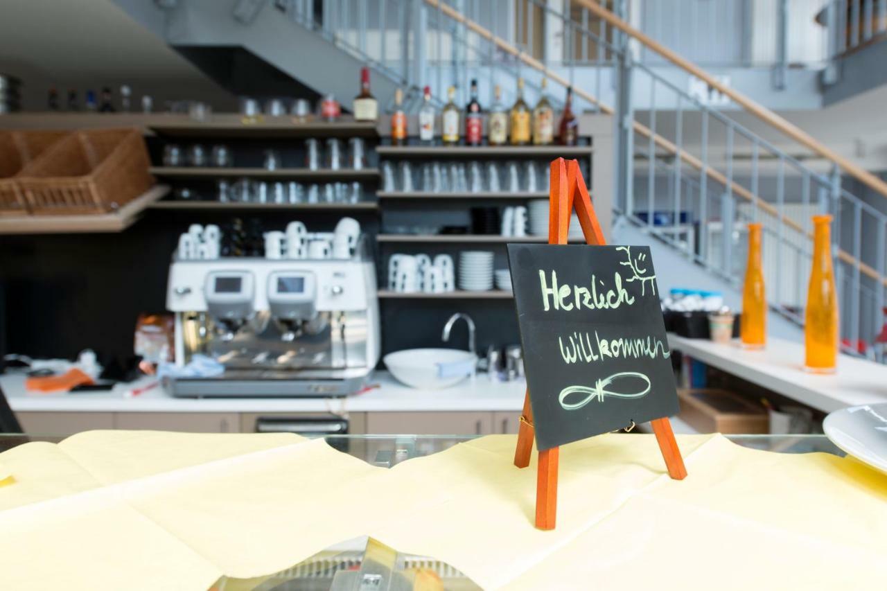 Cafe & Mehr Hotel Хале Екстериор снимка
